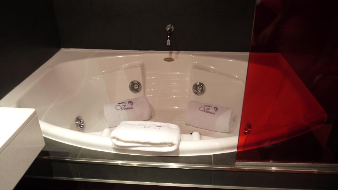 V Hotel 阿罗约莫利诺斯 外观 照片